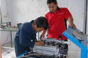 Seorang siswa smk Karnas saar membuat mesin praktik.